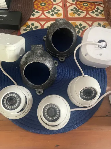 Câmeras de segurança e equipamentos de instalação.