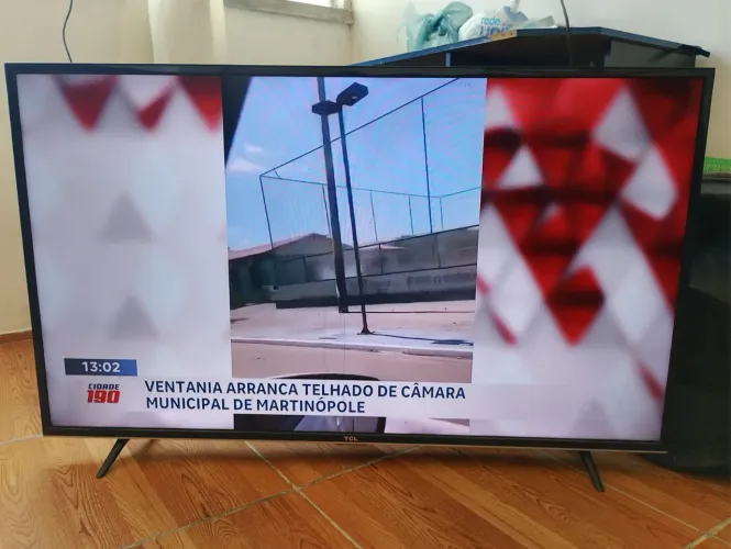 Tv TCL smart 4k 50 polegadas com 2 listras fio de cabelo não interfere em nada
