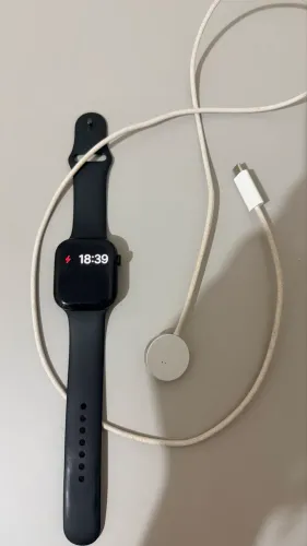 Apple Watch Series 10 (GPS + Cellular), caixa de alumínio de 46 mm.