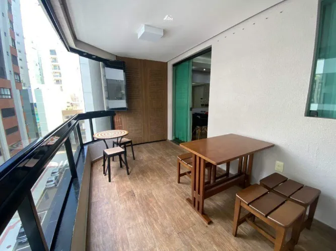 Apartamento quadra mar, 3 dormitórios, churrasqueira e 2 vagas para venda em Balneário Cam