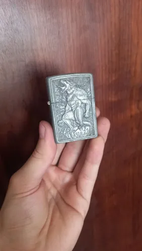 Isqueiro tipo zippo lobisomem.