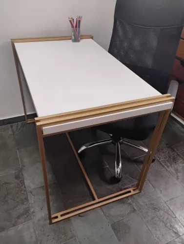 Vendo mesa estilo industrial branca e dourada