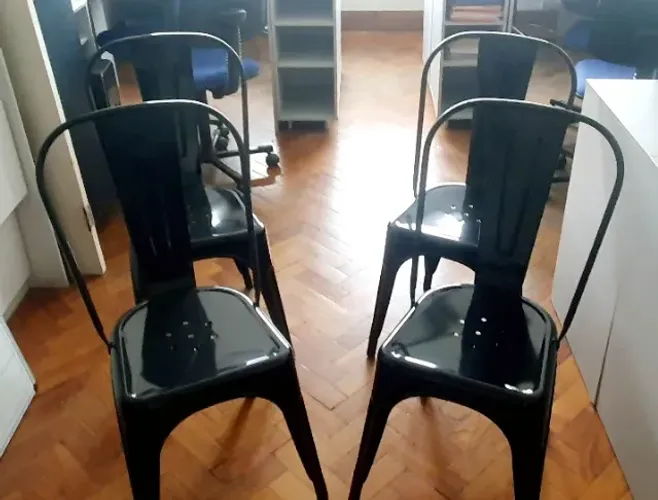 Cadeiras metálicas, modelo Tolix