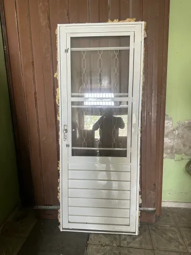 Porta de aco alumínio branco com vidro sem detalhes