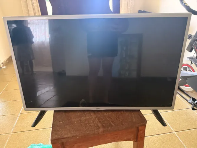 TELEVISÃO COM DEFEITO NA TELA MAS POUCO USADA 