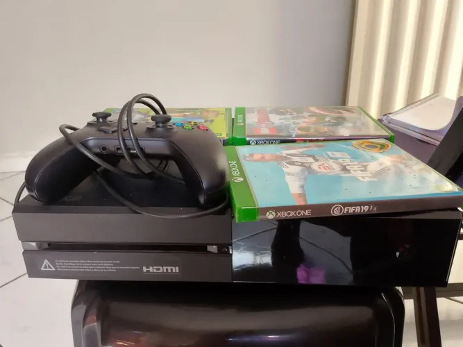 Vendo X box one 500 G , 3 jogos físico.