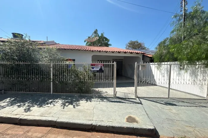 "Casa no Recanto das Acácias, MT 3 Quartos, 200 m²"