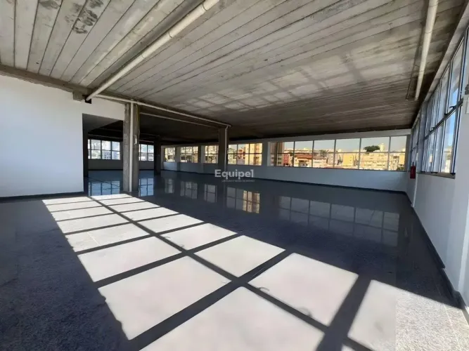 Excelente andar corrido novo para alugar no Estoril