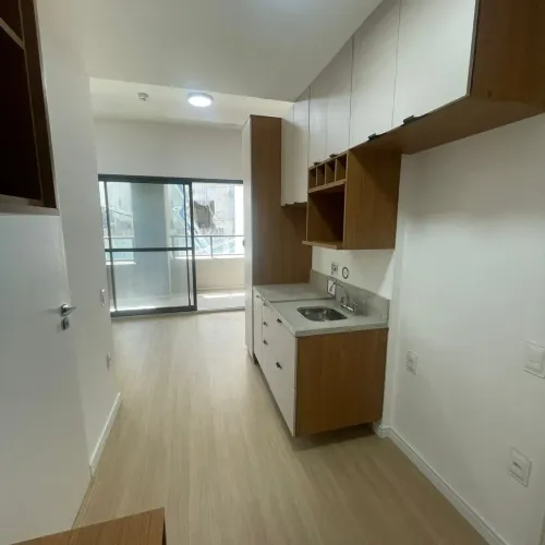 Studio para aluguel tem 27 metros quadrados com sacada a 300 m do novo metrô Freguesia do