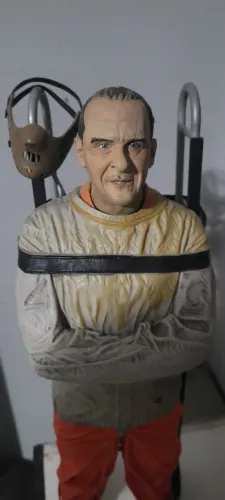 Boneco hannibal Lecter 1/4 com som silencio dos inocentes 45cm action figure Neca