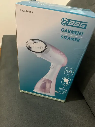 Ferro de passar. Vaporizador de roupa