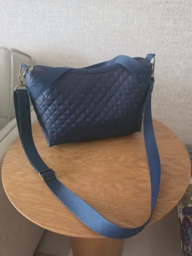 Bolsa Nova Artesanato Azul<br>Feita artesanato nylon na cor azul marinho