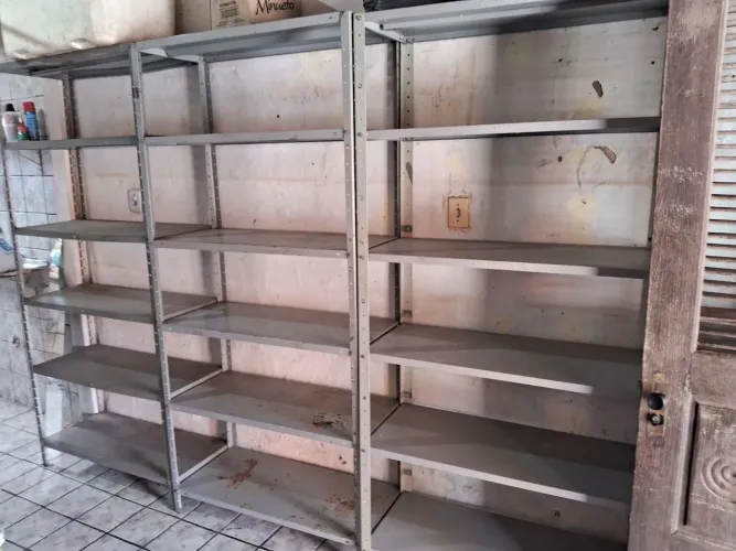 Vendo10 prateleiras estantes usadas em bom estado por apenas 1.000,00 aberto a negociação