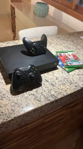 Xbox One X 1TB + 2 Controles Originais + 2 Jogos