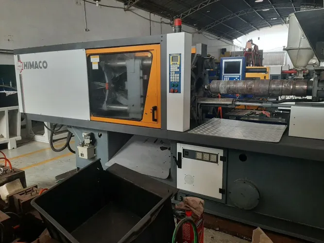 Injetora de plástico Himaco 180T