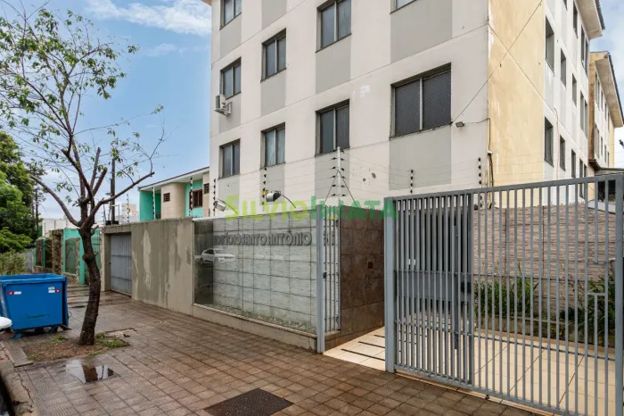 EXCELENTE APARTAMENTO DE 03 QUARTOS NO ED. SANTO ANTÔNIO, PRÓXIMO À AVENIDA MORANGUEIRA.