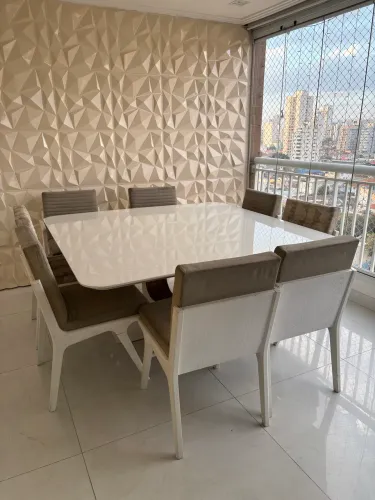 Mesa com 8 cadeiras