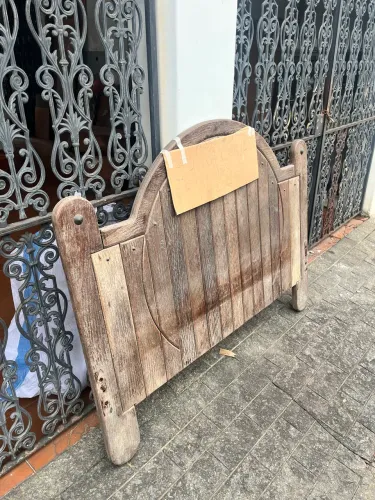 Cama com criado