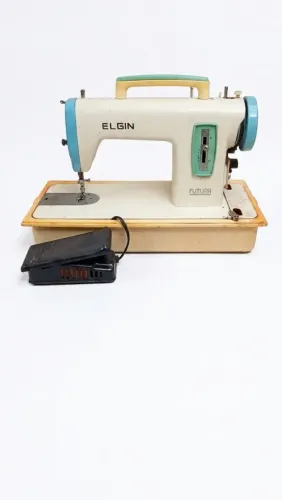 Máquina de Costura Elgin Futura Vintage