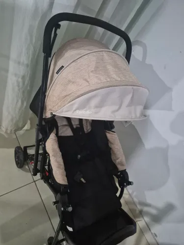 Carrinho de bebê com bebe conforto