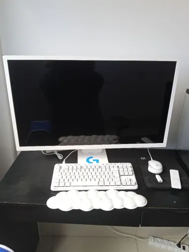 Pc Configuração completa para jogos, incluindo monitor, teclado, mouse e cadeira gamer.