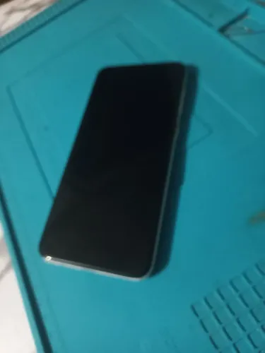 A 30 s sansung sem digital e com umas marcas na parte de trás