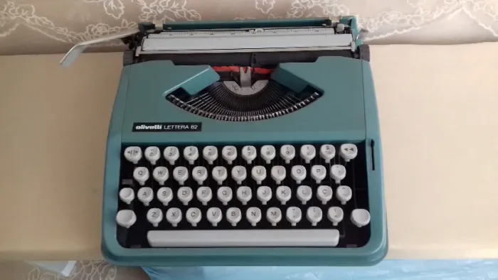 Máquina De Escrever Portatil Olivetti Lettera 82