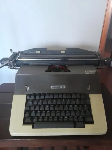 Máquina de escrever Remington 150 - Antiga/Vintage conservada