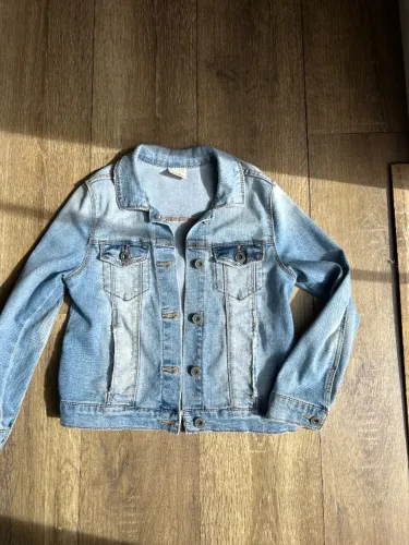 jaqueta jeans zara girls, tamanho 8, na cor azul claro. possui bolsos frontais com fechame