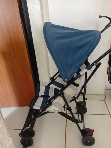 um carrinho de bebê dobrável estilo guarda-chuva azul e preto