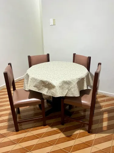 Mesa redonda em madeira bruta com 4 cadeiras
