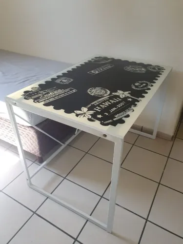 Escrivaninha com tampo de vidro