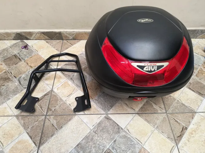 Baú e suporte Givi