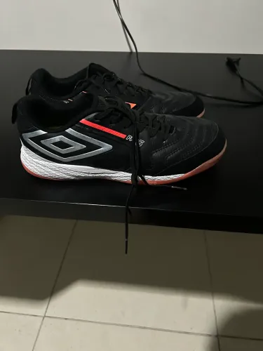 Vende-se chuteira de futsa, PRO 5 BUMP em ótimo estado, usada poucas vezes.