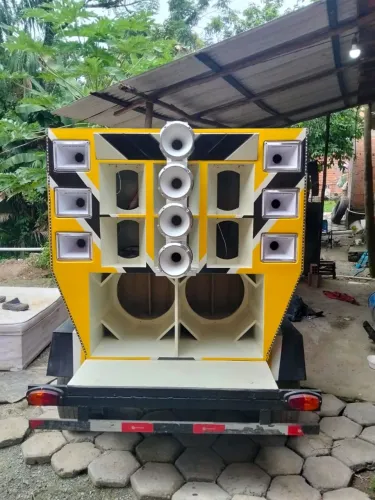 VENDO ESTRUTURA DE SOM AUTOMOTIVO (SOMENTE A ESTRUTURA E CARROCINHA UM EIXO ARO 13 RODÃO)