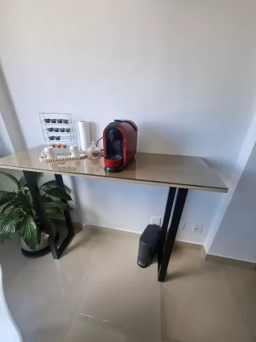 Aparador em MDF e tampão de vidro temperado