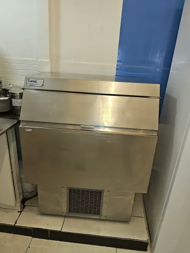 Máquina de Gelo em Cubos Everest EGC-100A - 114 kg/dia - Depósito 50 kg - Inox