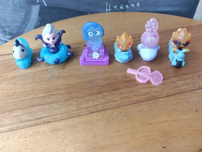 LOTE DE BRINQUEDO MCDONALD'S. A PEQUENA SEREIA, ELEMENTOS E DIVERTIDA MENTE. MC LANCHE