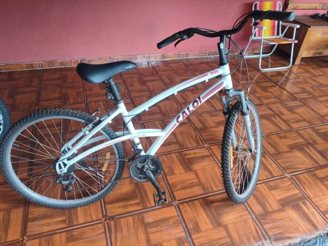 Bicicleta Caloi aro 26, pneus novos
