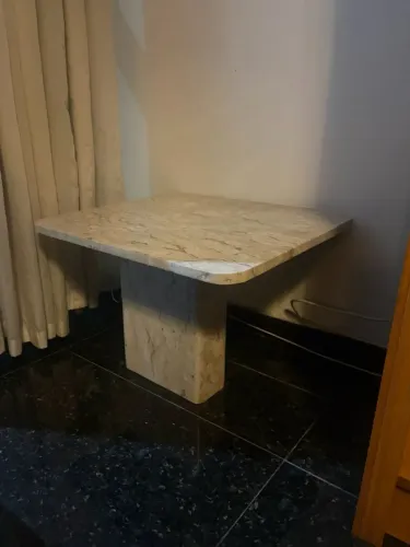 mesa lateral (ou de centro/canto) inteiramente em mármore legítimo