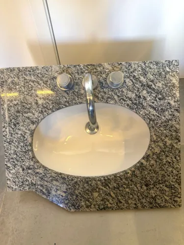Pia de Granito (0,60x0x50 cm) para banheiro em ótimas condições - menos de 1 ano de uso