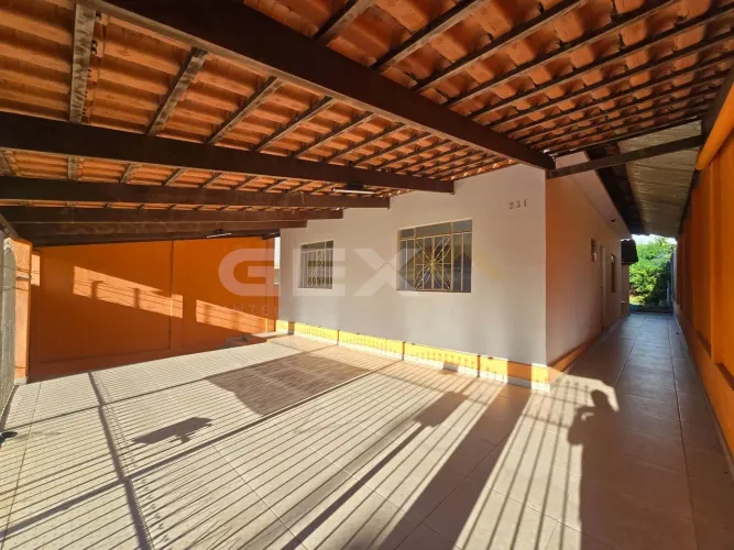 Casa à Venda com 03 Quartos no Bairro São Roque em Divinópolis MG.