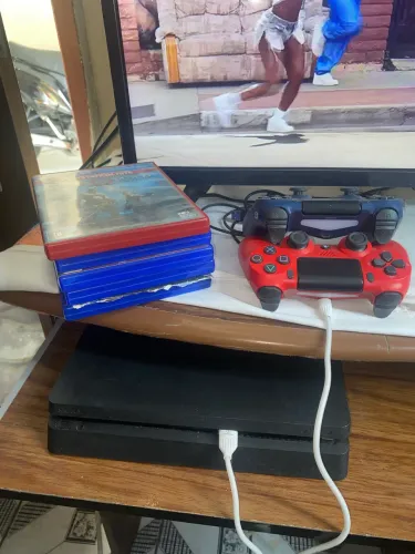 Ps4 slim, 500gb. Vai com 5 jogos físicos e 1 em mídia digital, mais os dois controles.