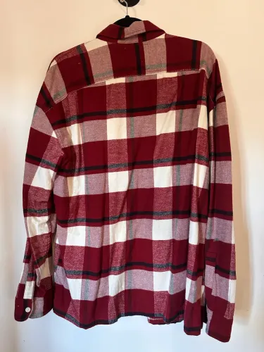 camisa xadrez vermelha e branca hollister estilo casual e versátil