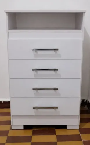 Cômoda 4 gavetas e espaço vazado para guardar objetos