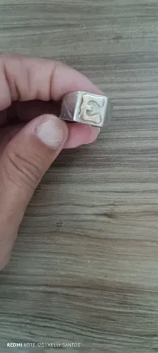 Anel em prata com a letra E em ouro 18k precisa concertar