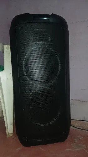 Caixa de som da Philips de 1300w, está em estado de conservação muito bom e possui control