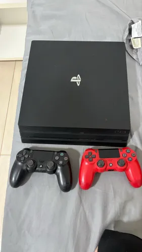 PS4 PRO 1TB e 2 controle