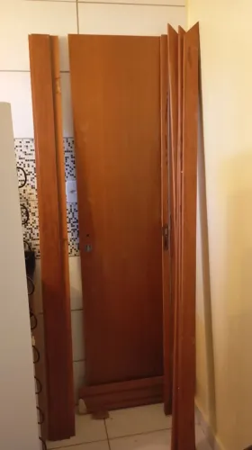 Vendo uma porta de madeira de premeira qualidade completa com portais alisado e fechadura