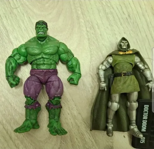 Action figure Dr Destino e Hulk 